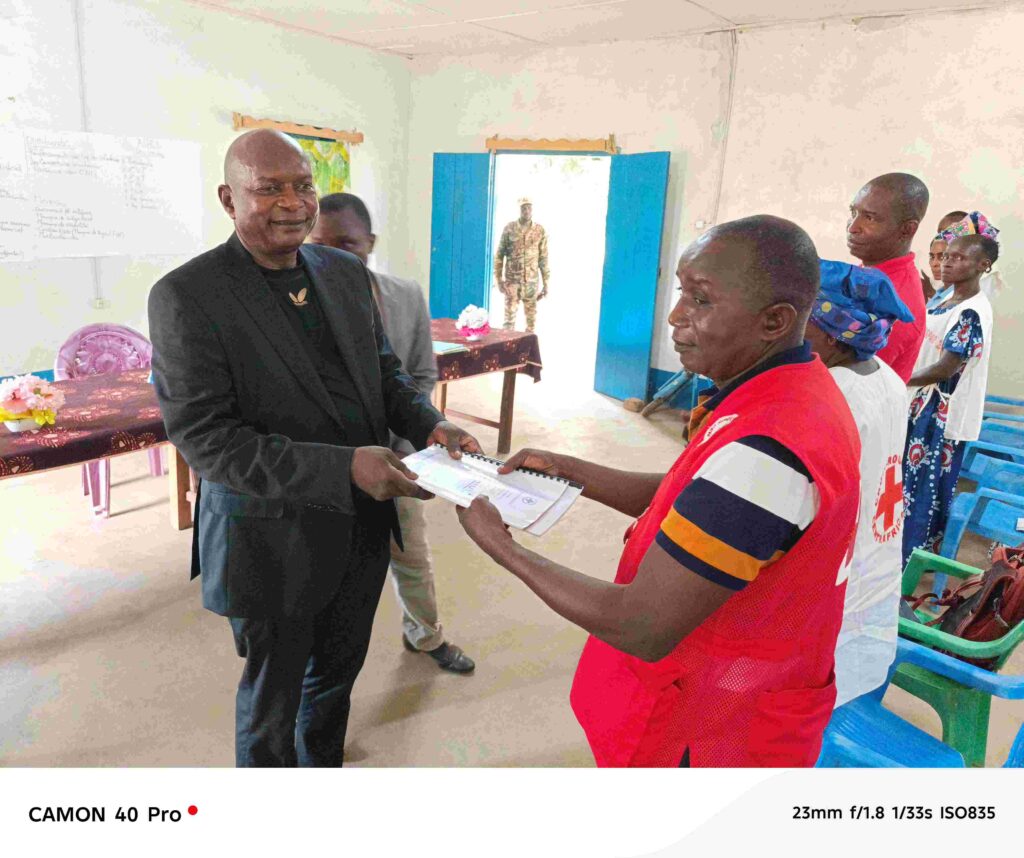 Le Gouverneur de la Région de Yadé remet les Statuts et le Règlement intérieur de la CRCA au nouveau président